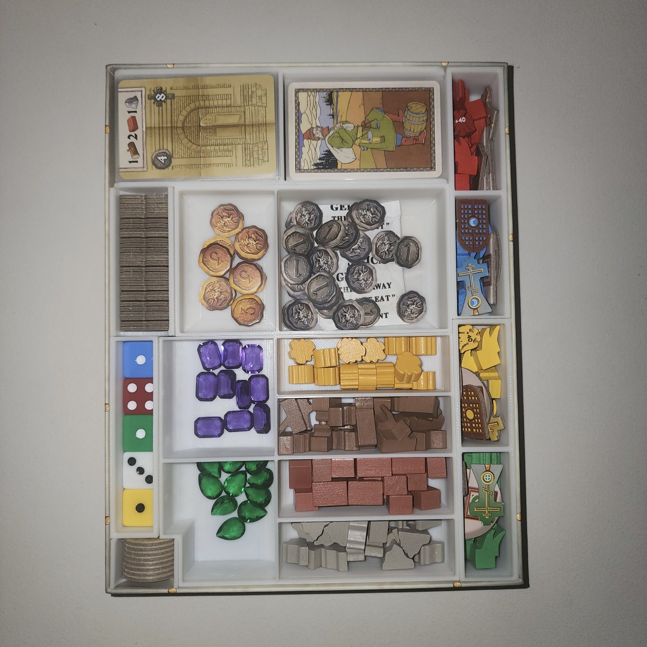 Inserto 3D a medida con todos los componentes de un juego de mesa ordenados